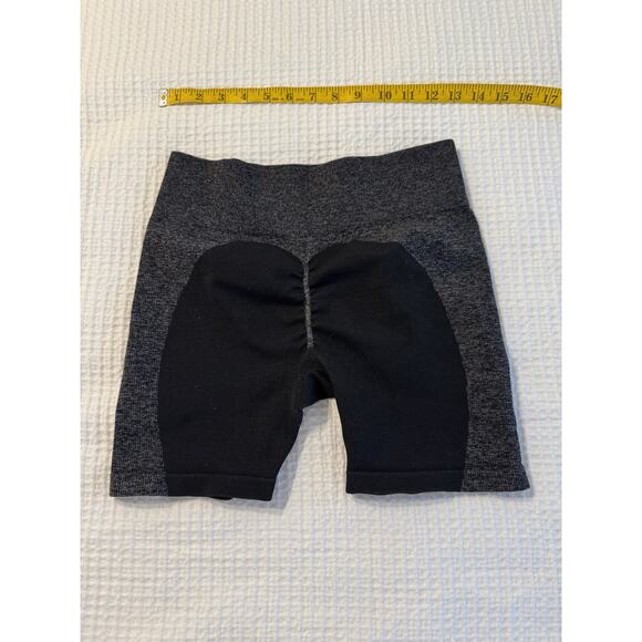 Chloe Ting Biker Shorts Size Medium Ribbed Yoga Athletic Workout - Picture 3 of 3